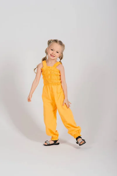 Retrato Una Chica Alegre Saltando Bailando Sobre Fondo Del Estudio — Foto de Stock