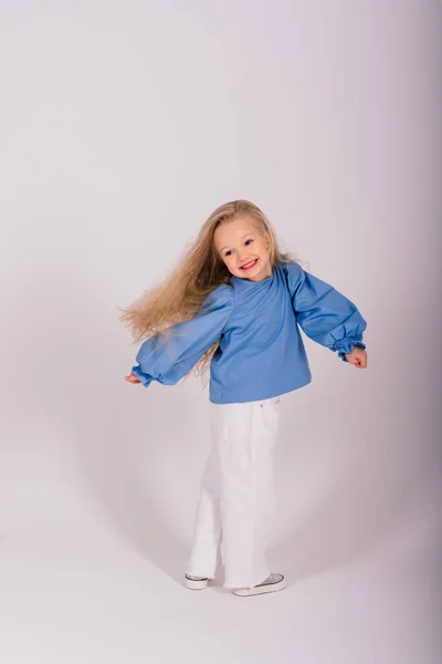 Retrato Una Chica Alegre Saltando Bailando Sobre Fondo Del Estudio — Foto de Stock