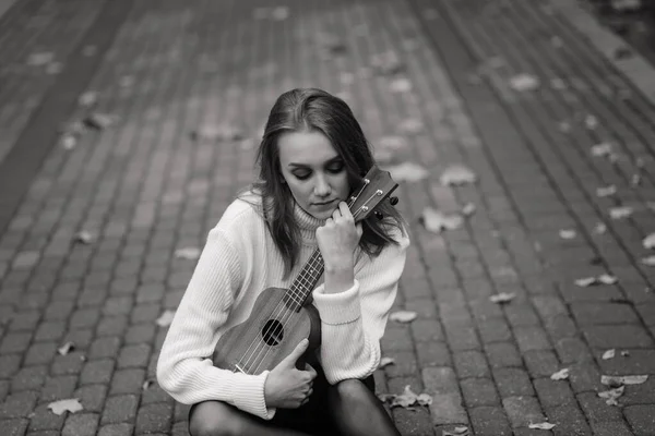 Una Mujer Joven Está Sentada Banco Parque Jugando Ukelele Posando —  Fotos de Stock