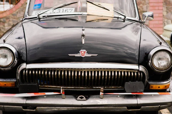 オープンエアの旧ソ連レトロヴィンテージ車 ソ連時代の自動車の行 — ストック写真