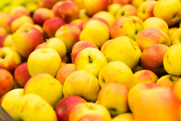 Süpermarkette ve markette kutuların üzerinde yeşil ve kırmızı elmalar