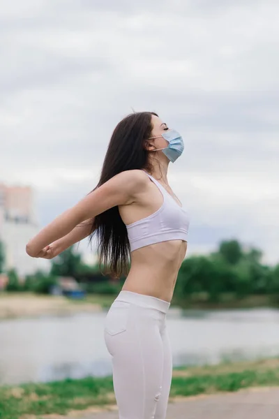 Deporte Durante Cuarentena Coronavirus Covidio Mujer Atlética Joven Con Máscara — Foto de Stock