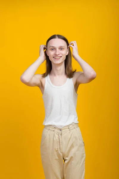 Androgyner Schöner Junger Mann Modellversuche Auf Gelbem Hintergrund — Stockfoto