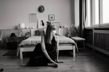 Corona virüsü covid-19 'dan korunmak için meditasyon yapan kadın, yoga pozisyonu.