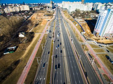 Minsk, Belarus - 03.23.2021. Şehir otoyolunun kavşaklarındaki hava manzarası. Araçlar yollarda gider. Beyaz Rusya, Rusya