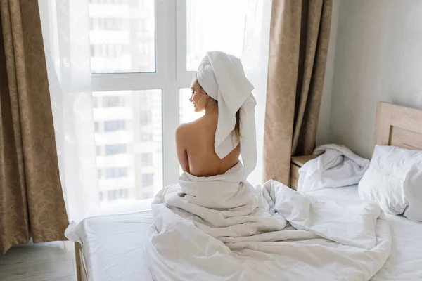 Mulher Saudável Jovem Bonita Relaxando Roupão Hotes Sala Salão Spa — Fotografia de Stock