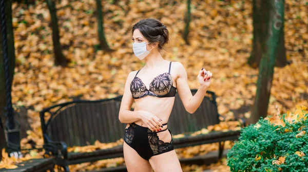 Модный Портрет Сексуальной Женщины Маске Боди Костюме Осеннем Парке Пандемия — стоковое фото