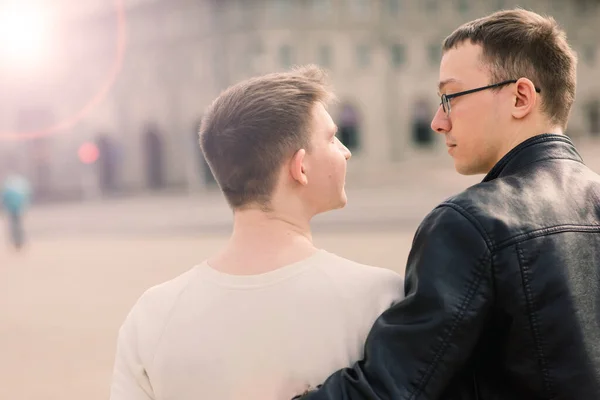 Jeune Couple Gay Souriant Heureux Câlin Ville — Photo