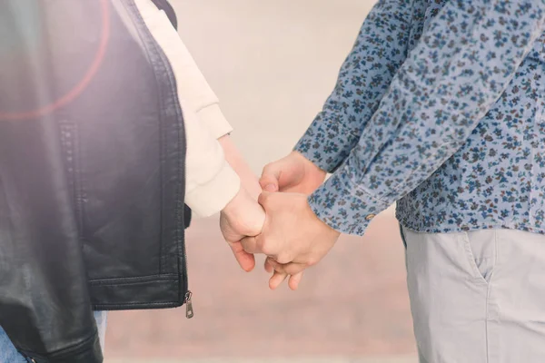 Jong Gay Paar Glimlachen Gelukkig Knuffelen Stad — Stockfoto