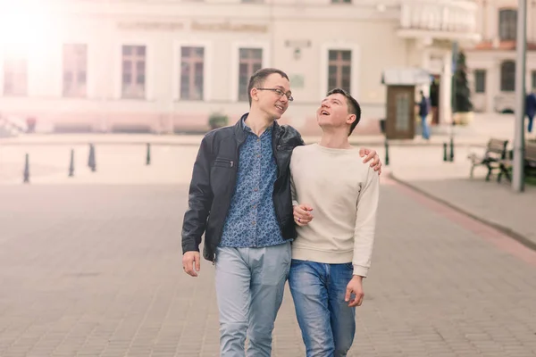 Joven Pareja Gay Sonriendo Feliz Abrazando Ciudad —  Fotos de Stock