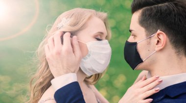 Düğün günlerinde karantina sırasında parkta maske takan genç bir çift. Coronavirus, hastalık, koruma, hastalık. Avrupa kutlamaları iptal edildi.