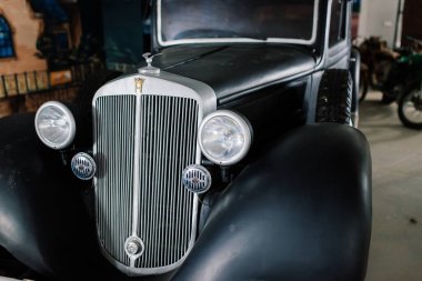 Minsk, Belarus - 02.29.2021. Otomobil tarihi gösteren otomobil dünyası klasik araba müzesi, retro