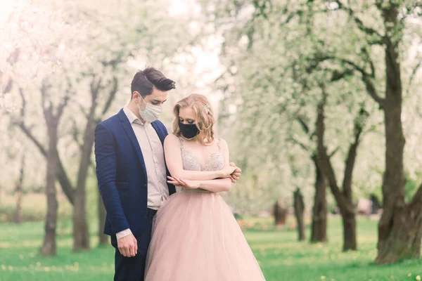 Düğün Günlerinde Karantina Sırasında Parkta Maske Takan Genç Bir Çift — Stok fotoğraf