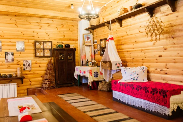 Minsk, Belarus - 02.22.2021. Etnografik parktaki kırsal bir evin eski bir iç mekanı. Eski fırın