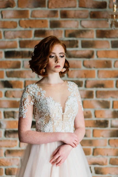 白いスタジオの背景に結婚式のドレスを着て赤い髪の女の子の肖像画 — ストック写真
