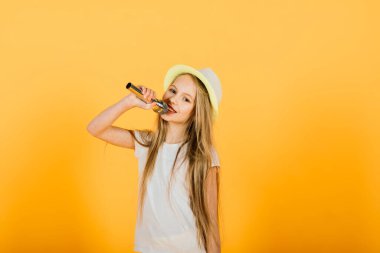 Mikrofonlu eğlenceli bir kadın kendini tüm görkemli fotoğraflarında, stüdyosunda gösterdi.