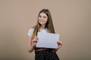 Genç ve güzel bir kadın beyaz bir bayrak taşıyor, izole edilmiş bir portre..