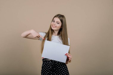 Genç ve güzel bir kadın beyaz bir bayrak taşıyor, izole edilmiş bir portre..