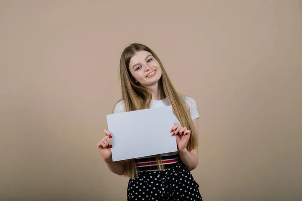 Jovem Bela Mulher Segurar Bandeira Branca Retrato Isolado — Fotografia de Stock