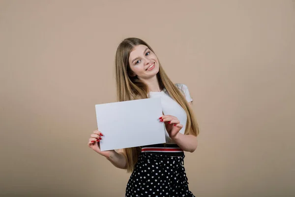 Jovem Bela Mulher Segurar Bandeira Branca Retrato Isolado — Fotografia de Stock