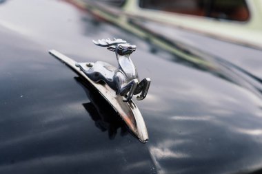 Açık havada eski Sovyet antika arabası. Sovyet döneminin otomobil sırası..