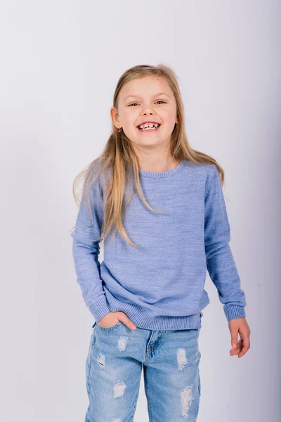 Retrato Hermosa Niña Feliz Sonriendo Estudio Fondo Blanco Aislado — Foto de Stock