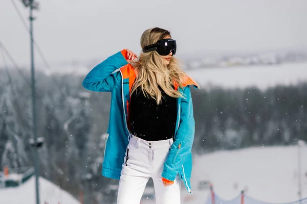 Jovem Desportiva Sorrindo Mulher Inverno Com Snowboard Óculos — Fotografia de Stock