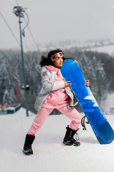 Młoda Afrykańska Kobieta Nartach Sporty Zimowe Koncepcja Snowboardingu Noszenie Gogli — Zdjęcie stockowe