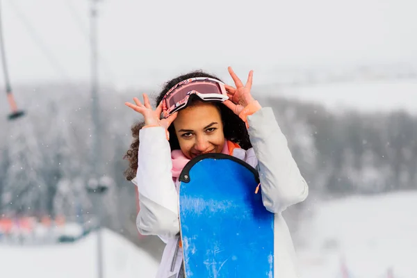 Ung Afrikansk Kvinna Skida Vinter Sport Snowboard Koncept Bär Gogglees — Stockfoto