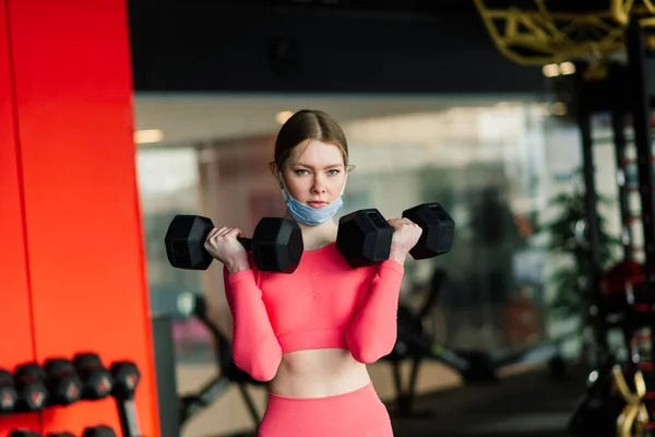 Mujer Con Ejercicio Mascarilla Facial Gimnasio Durante Virus Corona Pandermic —  Fotos de Stock