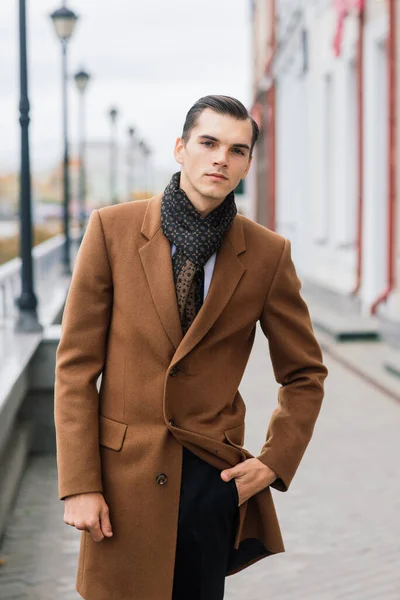 Hombre Con Traje Elegante Empresario Una Ciudad Otoñal —  Fotos de Stock