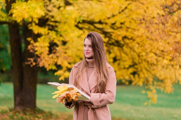 Belle Femme Passant Temps Dans Parc Pendant Saison Automne — Photo