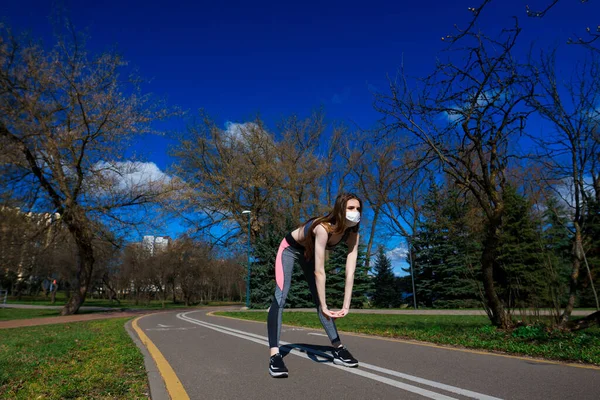 Mulher Corredores Exercício Matinal Ela Usa Uma Máscara Nasal Proteção — Fotografia de Stock