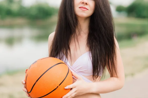 Junge Athletische Frau Top Und Jogginghose Spielt Mit Ball Auf — Stockfoto