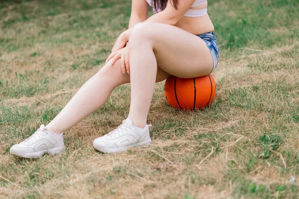 Young Athletic Female Top Sweatpants Playing Ball Basketball Court Outdoors — Stock Photo, Image