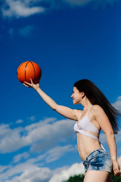 Молодая Спортсменка Топе Спортивных Штанах Играет Мячом Баскетбольной Площадке Открытом — стоковое фото