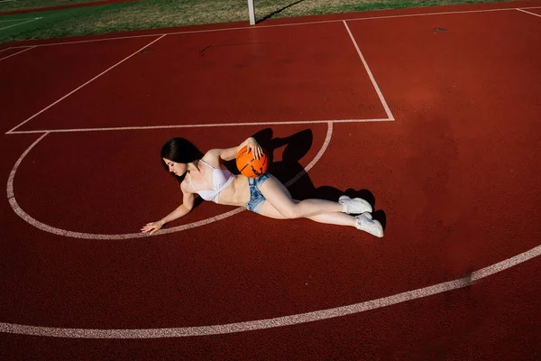 Junge Athletische Frau Top Und Jogginghose Spielt Mit Ball Auf — Stockfoto