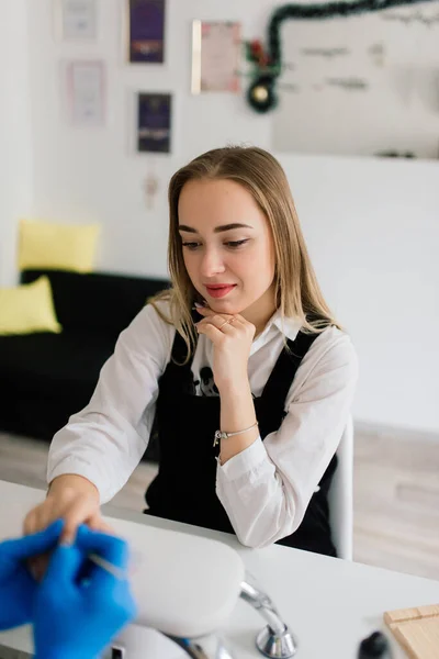 Vrouwelijke Manicure Meester Schoonheid Salon Werk Met Handen Van Klant — Stockfoto