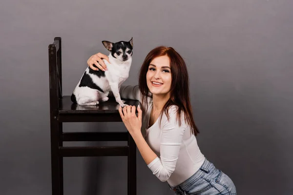 Jovem Mulher Abraçando Chihuahua Cachorro Estúdio Isolado — Fotografia de Stock