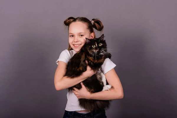 Retrato Menina Brincando Com Seu Animal Estimação Preto Grande Gato — Fotografia de Stock