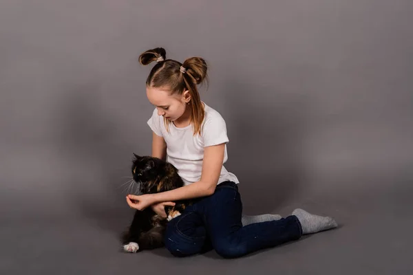 Retrato Menina Brincando Com Seu Animal Estimação Preto Grande Gato — Fotografia de Stock