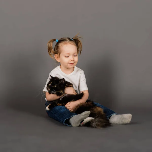 Retrato Menina Brincando Com Seu Animal Estimação Preto Grande Gato — Fotografia de Stock