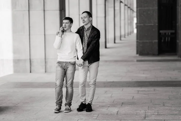 Lindo Gay Pareja Ciudad Tierno Suave Besar Sonriendo —  Fotos de Stock