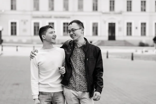 Schattig Gay Paar Een Stad Teder Zacht Zoenen Glimlachen — Stockfoto