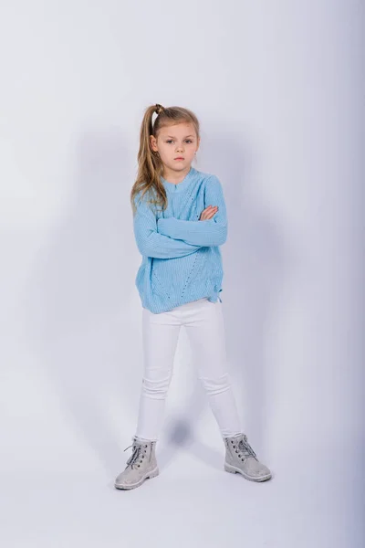 Retrato Menina Bonita Feliz Sorrindo Estúdio Fundo Branco Isolado — Fotografia de Stock