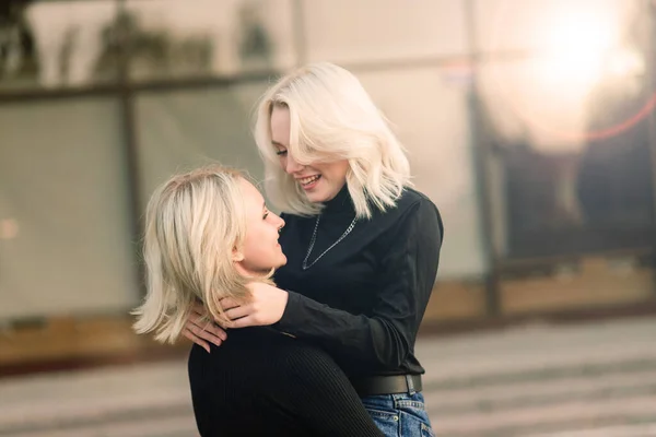 Duas Jovens Mulheres Andando Sorrindo Abraçando Beijando Livre — Fotografia de Stock