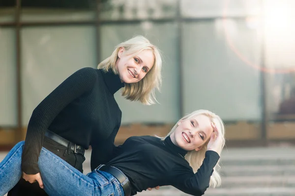 Duas Jovens Mulheres Andando Sorrindo Abraçando Beijando Livre — Fotografia de Stock