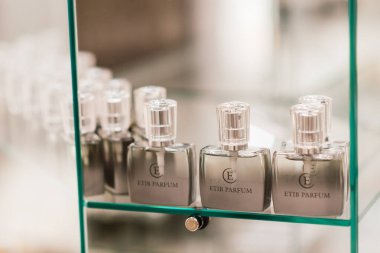 Minsk, Belarus - 03.07.2021. Kozmetik dükkanının raflarında satılık çeşnili parfüm şişeleri ve renkli küçük kovalar.