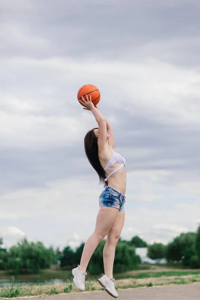 Junge Athletische Frau Top Und Jogginghose Spielt Mit Ball Auf — Stockfoto