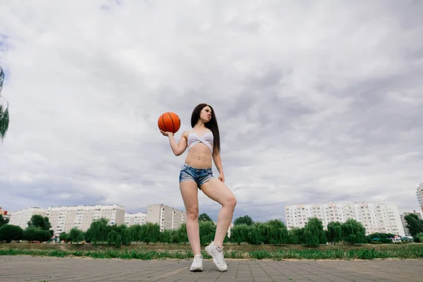 Genç Atletik Kadın Üst Eşofmanlı Dışarıda Basketbol Sahasında Topla Oynuyor — Stok fotoğraf